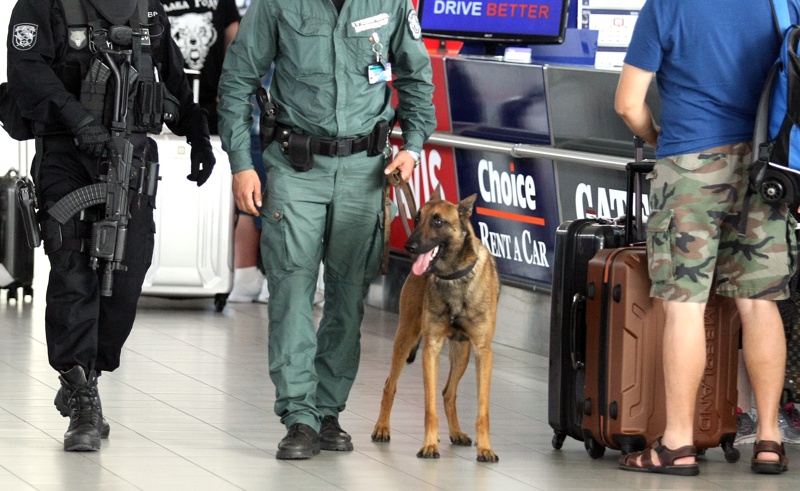 Udrejseforbud — toldkontrol med sporhund