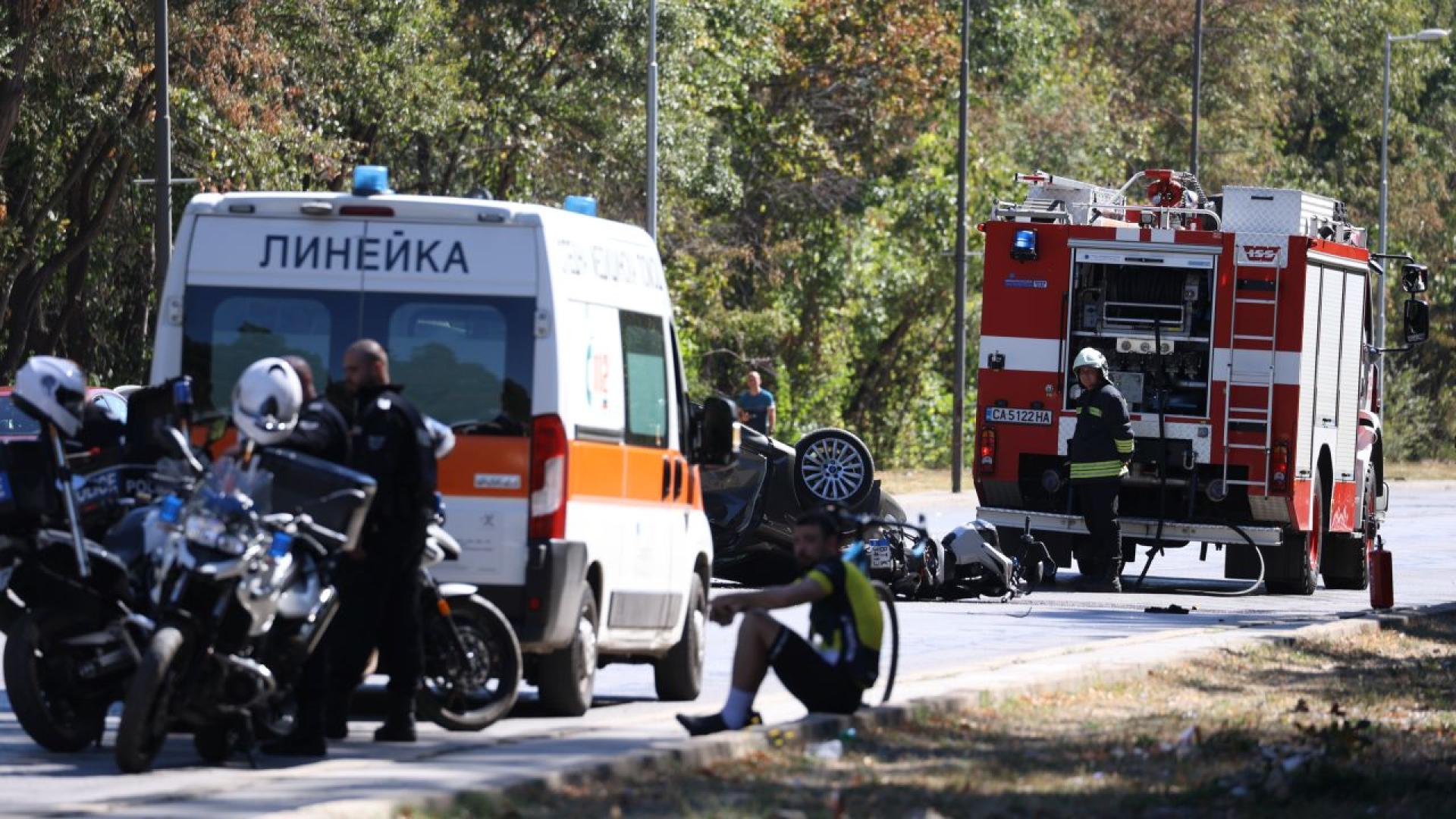 Trafikulykkessted — ambulance, brandbil og politi